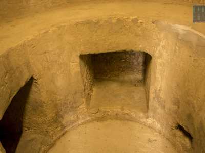 ...mentre gli spazi sotto le finestre erano occupati da cumuli di munizioni